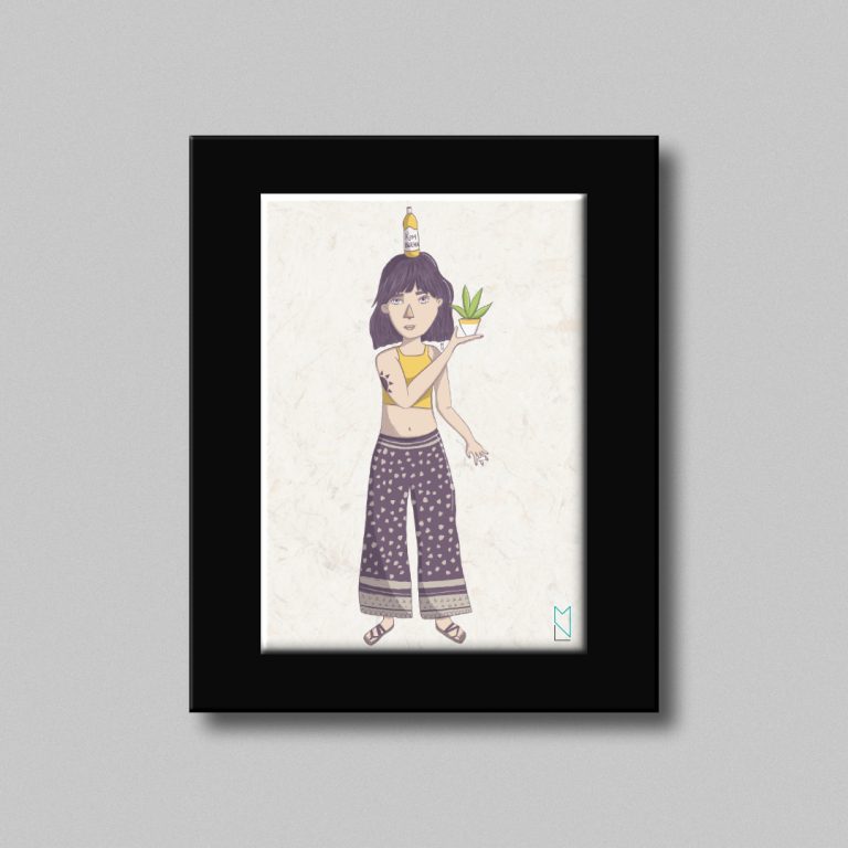 Ilustración de una chica en el centro de la imagen. La chica lleva una botella de kombucha en la cabeza, el pelo morado, un top amarillo, en la mano izquierda que cruza por delante del cuerpo una pequeña maceta con una planta verde. También lleva unos pantalones morados con estampado de puntos irregulares y unas sandalias marrones