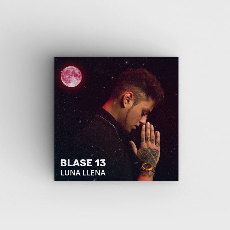 Portada con una fotografía de un chico de perfil con las manos unidas rozando su nariz con los dedos. En la esquina superior izquierda hay una luna llena roja.